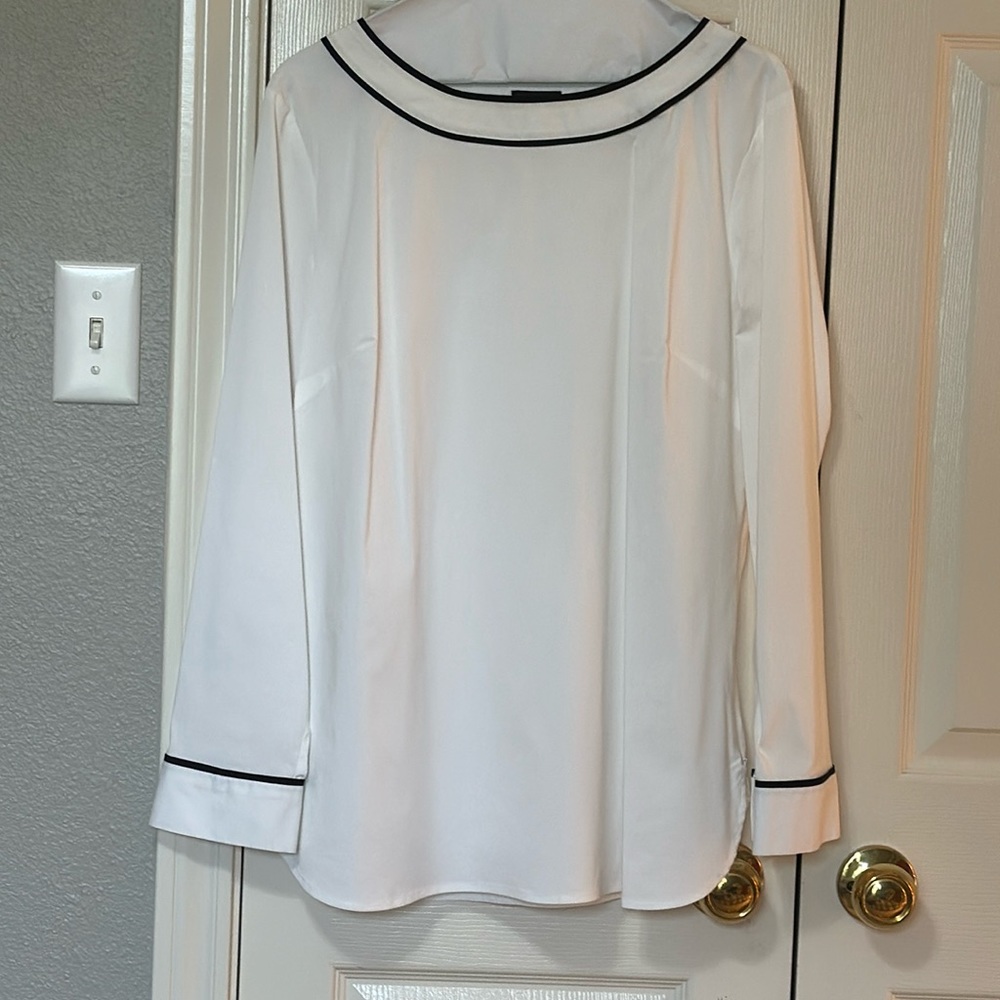 Talbots white popover with black trim. Perfect for any occasion